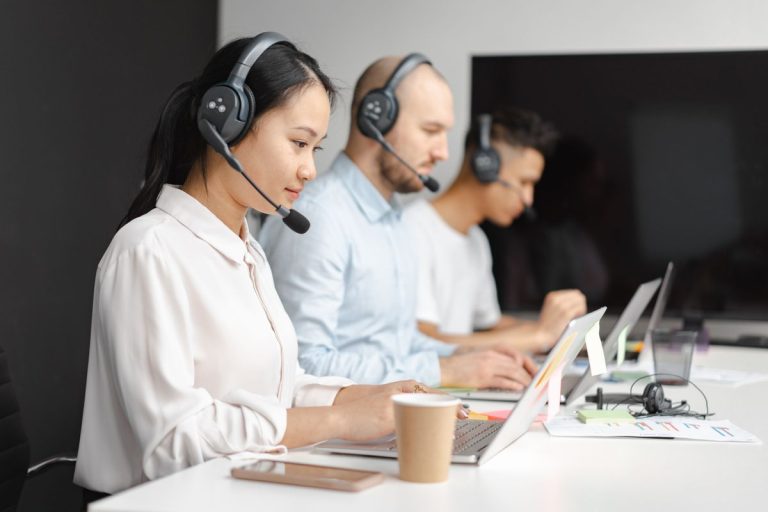 How a Virtual Assistant Can Maximize Zoho SalesIQ for Better Customer Engagement