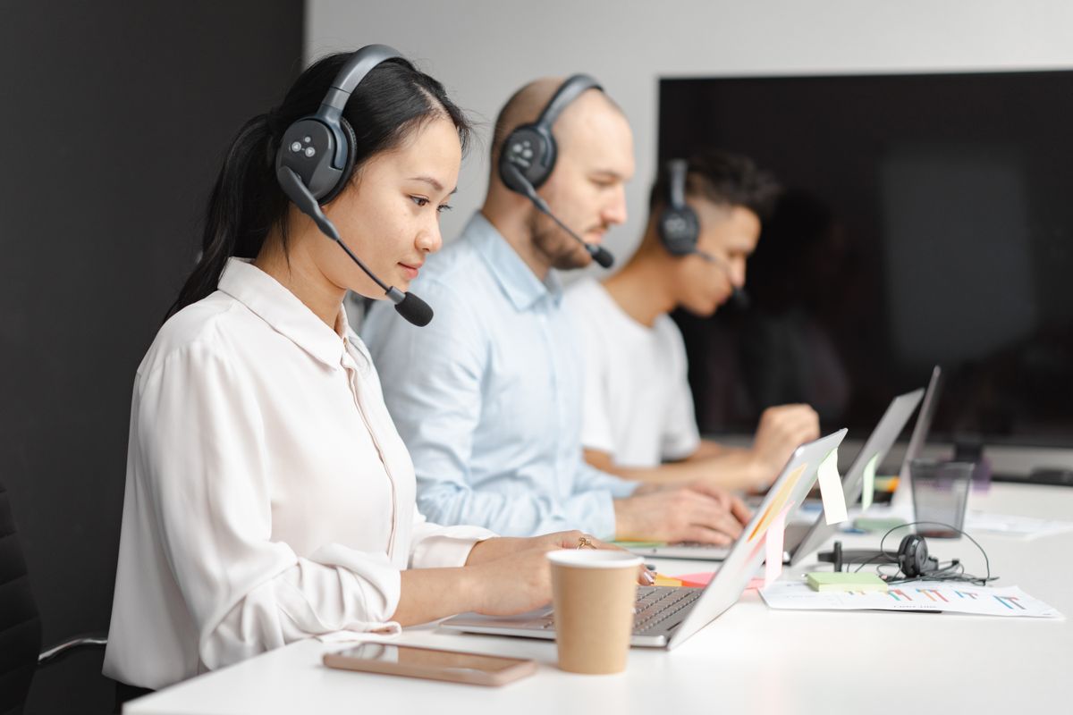 How a Virtual Assistant Can Maximize Zoho SalesIQ for Better Customer Engagement